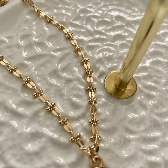 NWT! Beautiful chain necklace with black enamel flower pendant - Picture 9 of 10